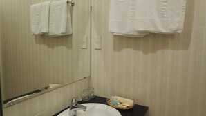 Dusche, kostenlose Toilettenartikel, Haartrockner, Handtücher