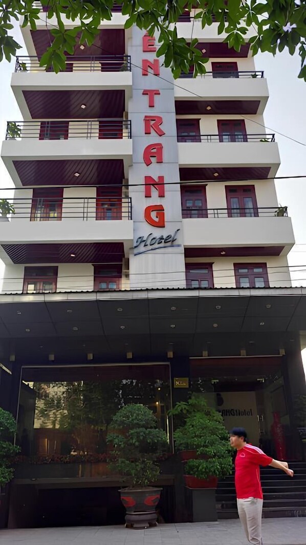 Entrada de un hotel con un letrero que dice "ENTRANCE HOTEL".
