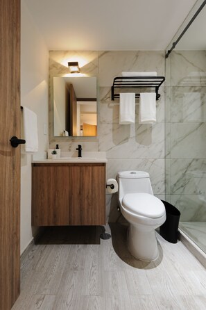 Een douche, een haardroger, handdoeken