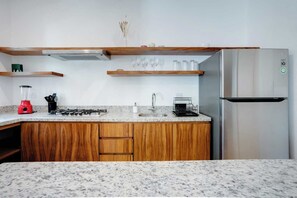 Frigorífico, microondas, placa de cocina y cafetera o tetera