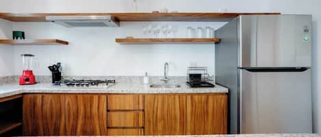 Réfrigérateur, micro-ondes, plaque de cuisson, cafetière/bouilloire