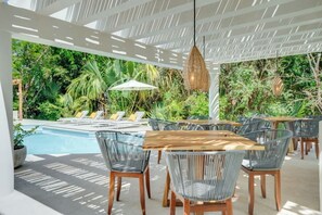 Outdoor dining - Casa Manglar Puerto Aventuras Pool and Garden View (Puerto Aventuras)
