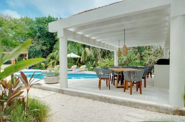 Outdoor dining - Casa Manglar Puerto Aventuras Pool and Garden View (Puerto Aventuras)