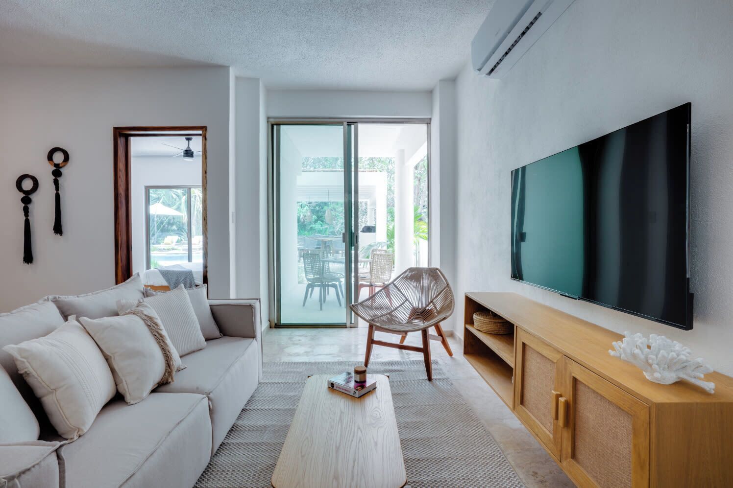 Una televisión, una oficina