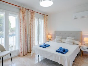 5 bedrooms, desk, Internet - Coquette by Interhome (Dénia)