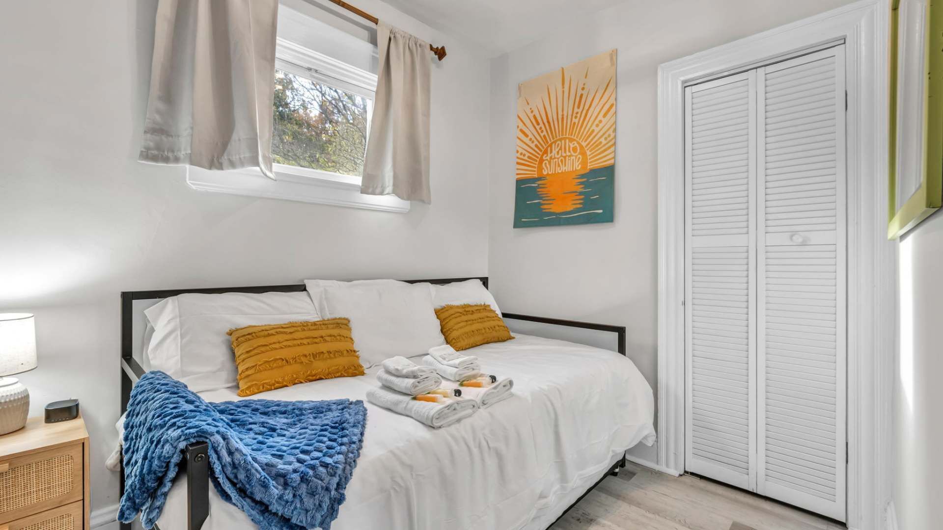 4 chambres, bureau, fer et planche à repasser, lit parapluie