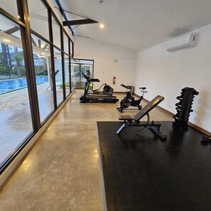 Fitness facility - Charming 2-bedroom apartment with WiFi, AC, fitness room and coworking space (Jaco)