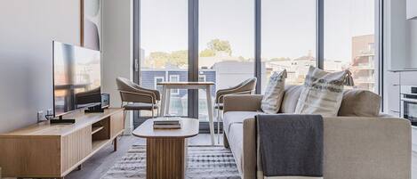 Una televisión, un reproductor estéreo