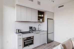 Fridge, microwave, oven, stovetop - Blueground | NoMa, gym, elevator, nr bars + food (Washington, D.C.)