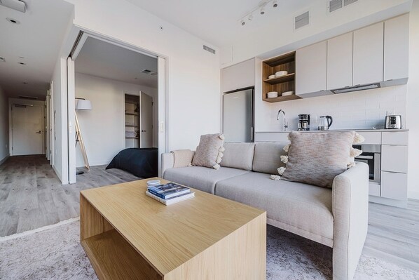 Een televisie en een stereo