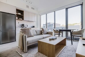 Een televisie en een stereo