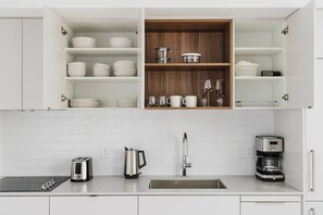 Fridge, microwave, oven, stovetop - Blueground | NoMa, gym, nr metro + Union Market (Washington, D.C.)