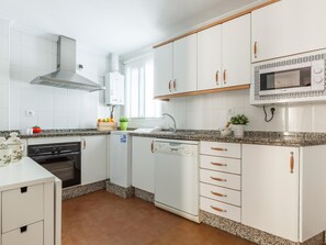 Kühlschrank, Mikrowelle, Ofen, Geschirrspüler