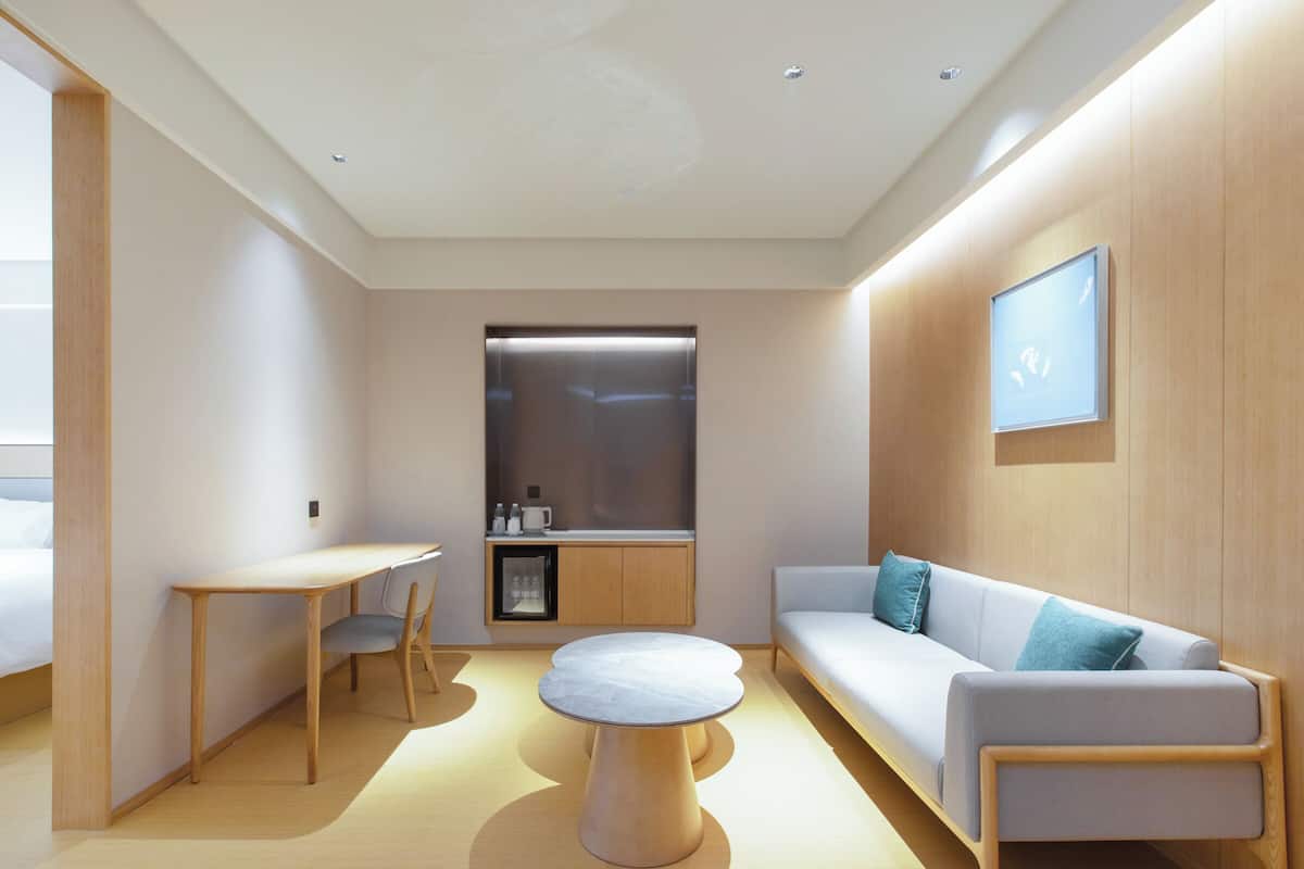 ห้องพรีเมียมสวีท, วิวสระว่ายน้ำ | เครื่องนอนป้องกันสารก่อภูมิแพ้, ผ้านวมขนเป็ด, มินิบ าร์, โต๊ะทำงาน
