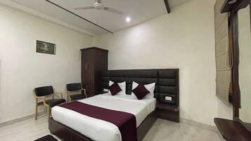 Deluxe Double Room | In-room safe, desk, laptop workspace, blackout drapes