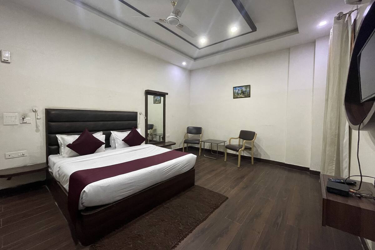 Quarto casal premium | Cofres nos quartos, escrivaninha, espaço de trabalho para notebook