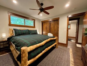 3 bedrooms, iron/ironing board, travel cot, WiFi - Cozy Cabin in Charming Grand Lake (Grand Lake)