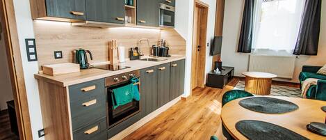 Kühlschrank, Mikrowelle, Ofen, Geschirrspüler