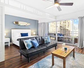 Waikiki Beach Style Studio 5 Star Location | Living area - Ilikai Hotel Studio (Honolulu)