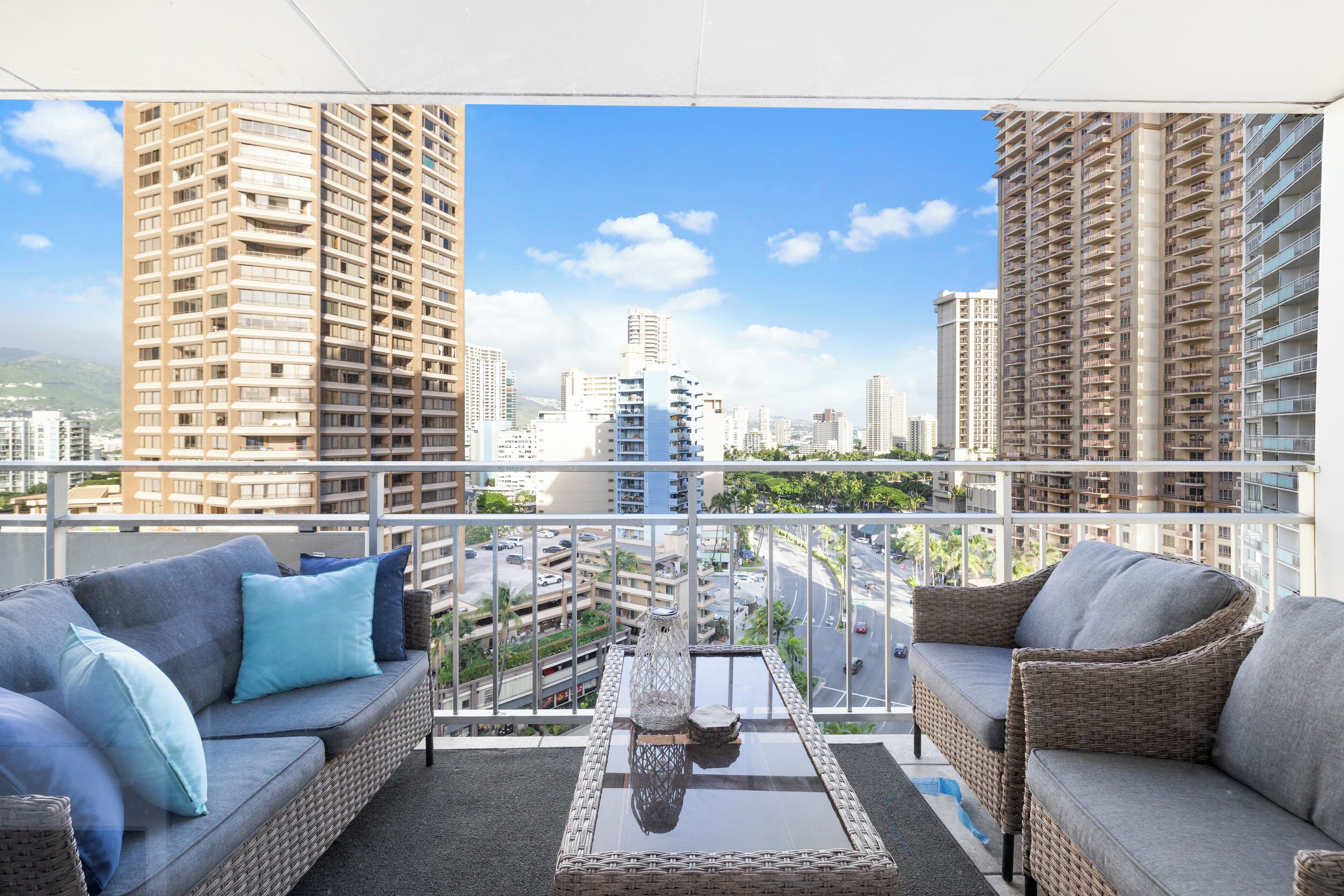 Waikiki Beach Style Studio 5 Star Location | 开放式门廊
