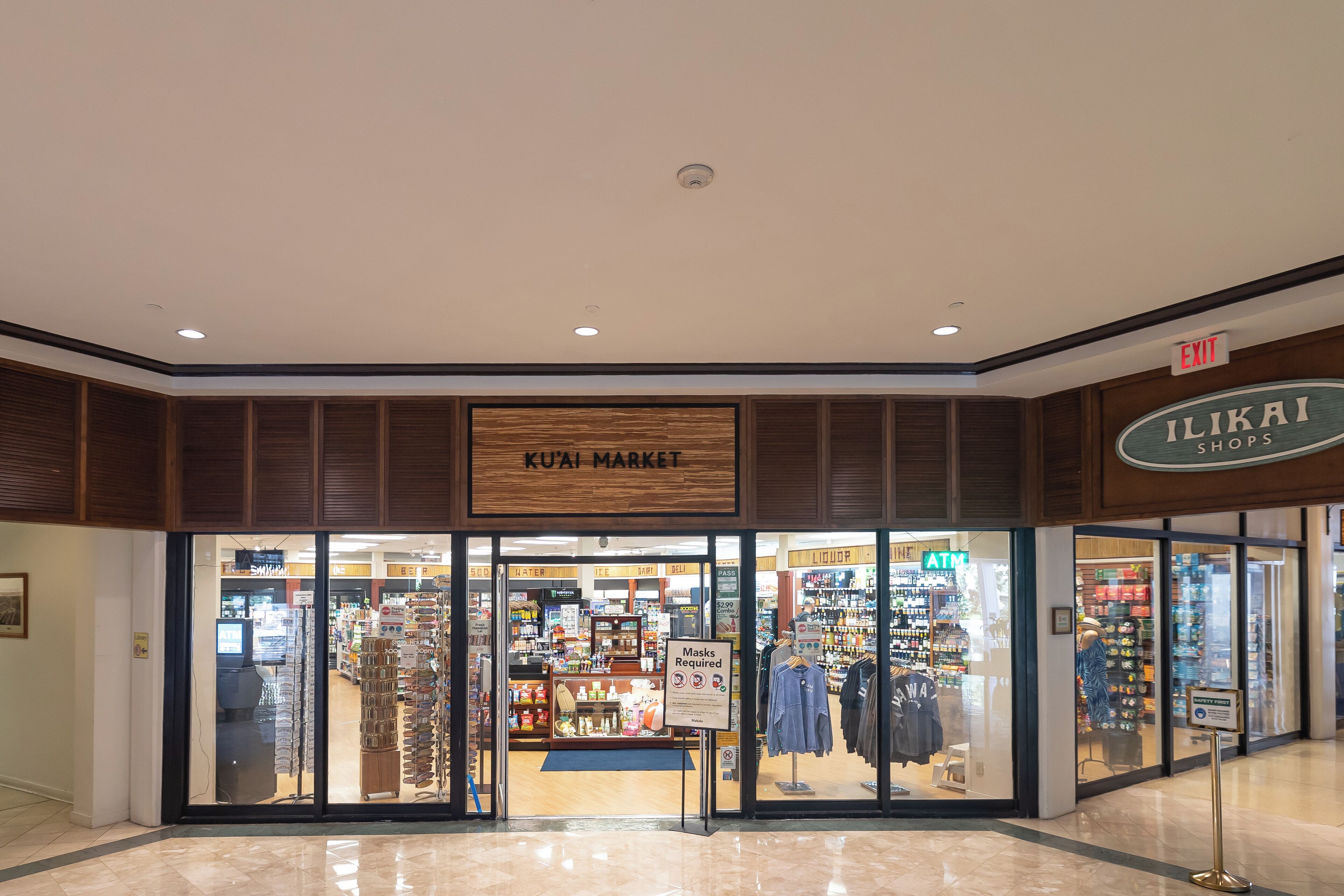 La entrada al Mercado Kuai con un letrero para Ilikai Shops.