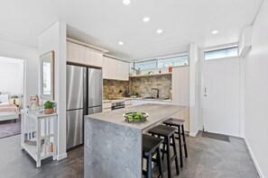 Apartamento Deluxe, balcón, vistas a la playa | Cocina privada | Frigorífico grande, microondas, horno y placa de cocina