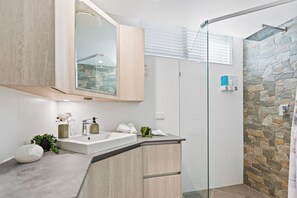 Deluxe Apartment, Balcony, Beach View | Bathroom | Shower, free toiletries, hair dryer, towels - Modern Apartment with Esplanade Views (Cairns North)