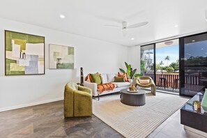 Living area - Modern Apartment with Esplanade Views (Cairns North)