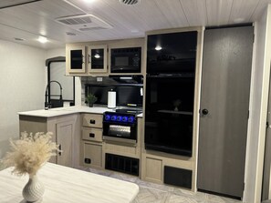 Kühlschrank, Mikrowelle, Ofen, Herdplatte