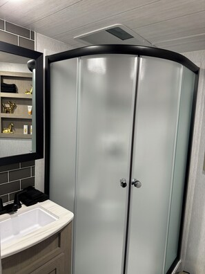 Een douche, een haardroger, toiletpapier