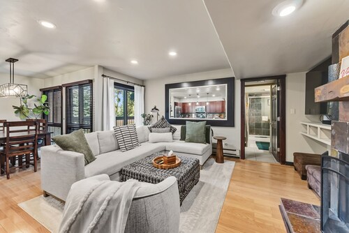 Wild Irishman 1074 - West Keystone - Easy Free Bus to Mountain - Hot Tub, Pool, Sauna