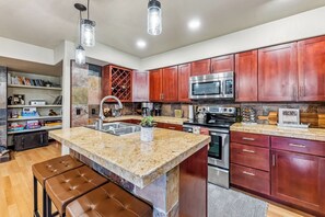 冷蔵庫、電子レンジ、オーブン、コンロ