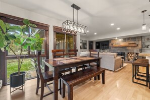 Un intérieur moderne comprenant un coin repas, des sièges et une cheminée.