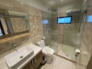 Haartrockner, Handtücher, Seife, Shampoo