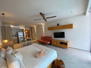 1 habitación, caja de seguridad en la habitación y escritorio