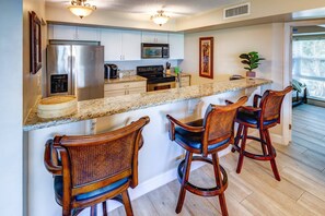 冷蔵庫、電子レンジ、食器洗い機、コーヒー / ティーメーカー