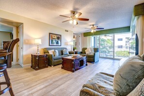 TV - Duck Key Getaway: Charming 3BR Condo with Water Views, Steps from Angler & Ale, Near Marathon (Marathon)
