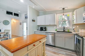 Fridge, microwave, oven, stovetop - Steps to Ocean: Surfside Beach Home w/ Patio (Myrtle Beach)