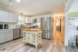 Fridge, microwave, oven, stovetop - Steps to Ocean: Surfside Beach Home w/ Patio (Myrtle Beach)