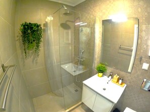 Shower, hair dryer, towels