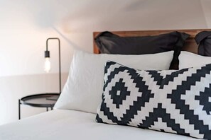 2 bedrooms, desk, iron/ironing board, WiFi - Carson's Creek - Serene Yard and Hot Tub (Prince Edward)