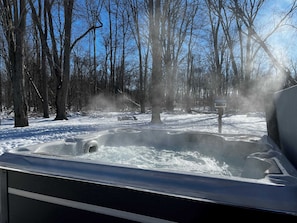 Outdoor spa tub - Carson's Creek - Serene Yard and Hot Tub (Prince Edward)