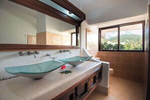 Chuveiro, toalhas de banho