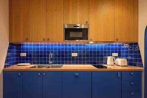 Kühlschrank, Mikrowelle, Herdplatte, Geschirrspüler