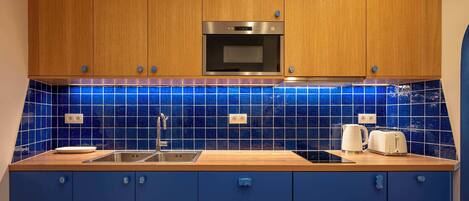 Réfrigérateur, four à micro-ondes, un four, surface de cuisson