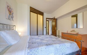 1 dormitori, planxa i posts de planxar i un bressol de viatge