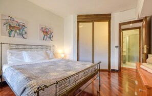 1 dormitori, planxa i posts de planxar i un bressol de viatge 