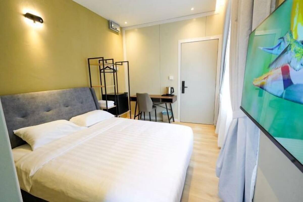 Lit avec matelas en mousse à mémoire, bureau