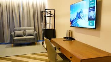 Classic Quadruple Room | Busa memori, meja, ruang kerja komputer riba, langsir/tirai gelap terus
