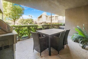 Outdoor dining - Dream Escape in Shadow Mountain Resort (Palm Desert)